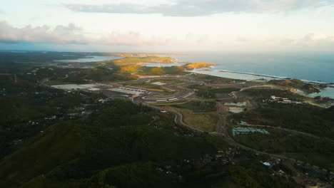 aerial de la pista del circuito de la calle internacional de pertamina mandalika, kuta, isla de lombok, indonesia