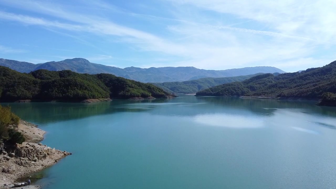 Vista aérea sobre el embalse de Bovilla en Albania. Paisaje montañoso escénico.
