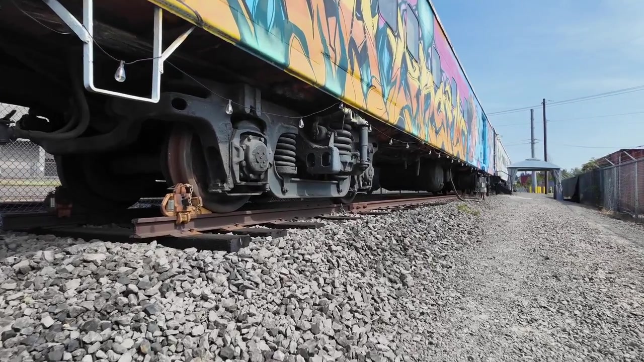 Truque de roda de vagão de trem parado com calço de roda nos trilhos
