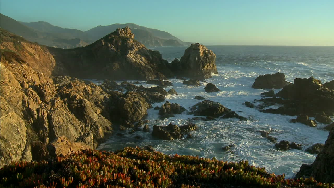 겨울 폭풍에 의해 구동되는 서핑은 캘리포니아 2의 빅 쉬르 해안선으로 굴러갑니다.