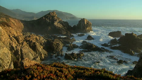 El-Surf-Impulsado-Por-Una-Tormenta-De-Invierno-Se-Adentra-En-La-Costa-De-Big-Sur-De-California-2