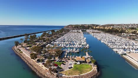 Puerto-Y-Puerto-Deportivo-De-Dana-Point-Durante-El-Día-En-El-Condado-De-Orange,-California,-EE.UU.---Toma-Aérea-De-Un-Drone