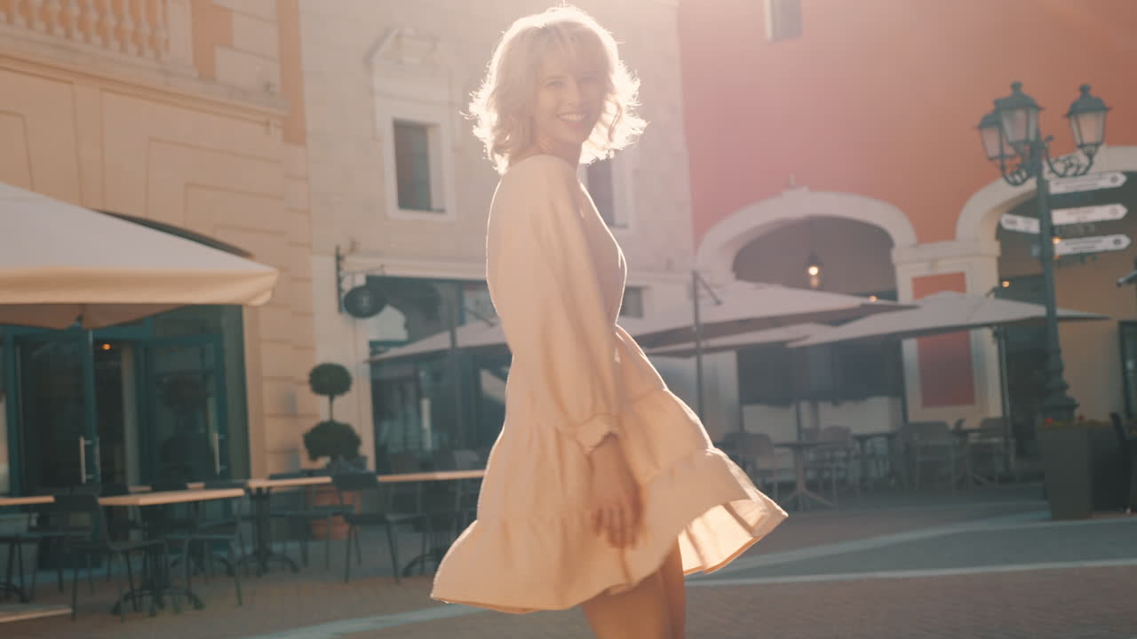 밝은 베이지색 드레스를 입은 웃는 여자