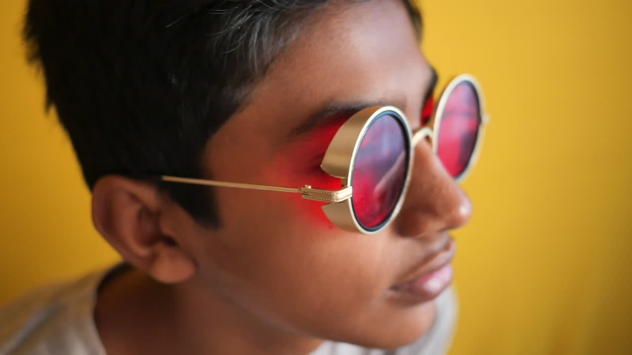 niño con gafas de sol redas redondas