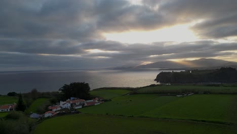 Vista-Aérea-Panorámica-Del-Rayo-De-Sol-Cayendo-En-El-Mar-Durante-La-Puesta-De-Sol,-Drones-Volando-Sobre-Un-Acantilado---Azores,-Portugal