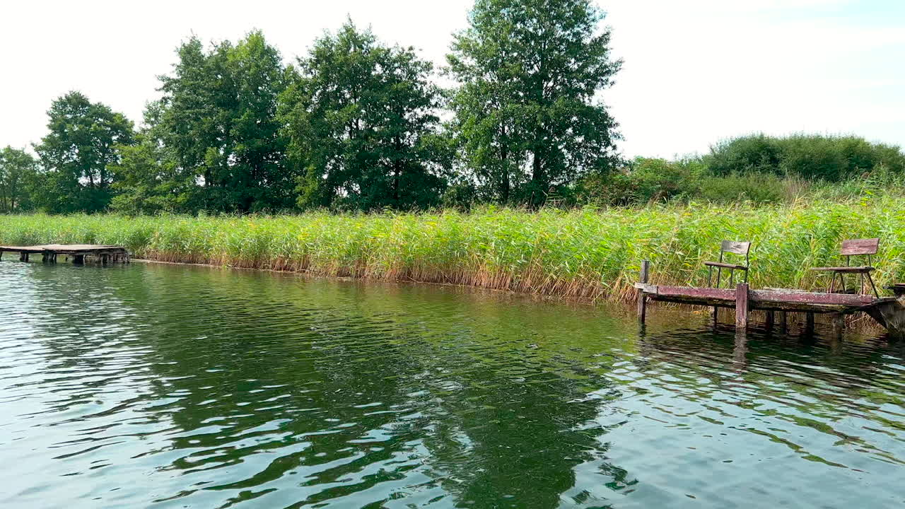 호수 배플에서 파괴된 나무 플랫폼
