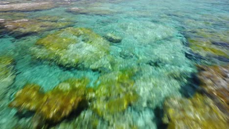 Volando-Bajo-Sobre-Agua-De-Mar-Turquesa-Clara-En-Grecia,-Idílica-Laguna-De-Playa-Elafonisi