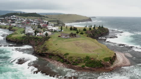 Drone-Aéreo-Disparado-Sobre-El-Océano-Y-Las-Rocas-Del-Promontorio-De-Gerroa-En-Un-Día-Tormentoso-En-La-Costa-Sur-De-Nueva-Gales-Del-Sur,-Australia