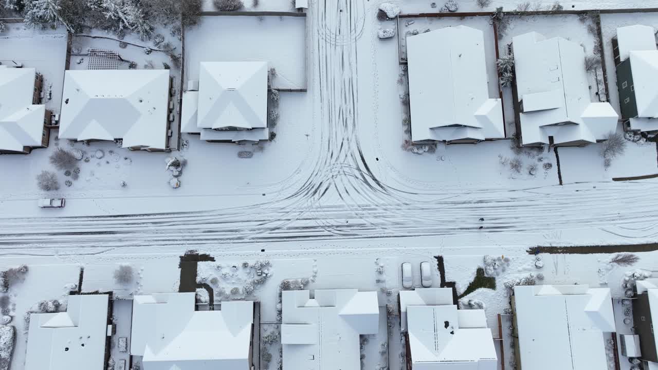 aumento de la vista aérea de las casas cubiertas de nieve durante una tormenta de hielo
