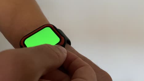 Cu-Kaukasischer-Mann-Mit-Seiner-Smartwatch