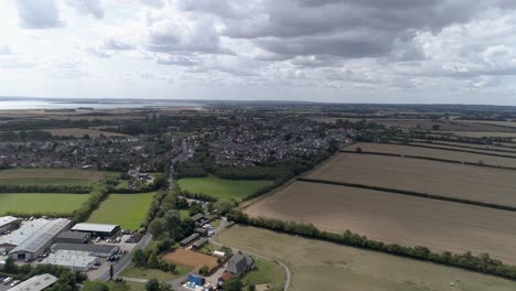 Empuje-Aéreo-Hacia-La-Ciudad-De-Tollesbury-Desde-El-Puerto-Deportivo