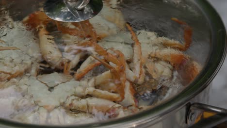 Small-crabs-steam-cooked-in-pot-with-boiling-water