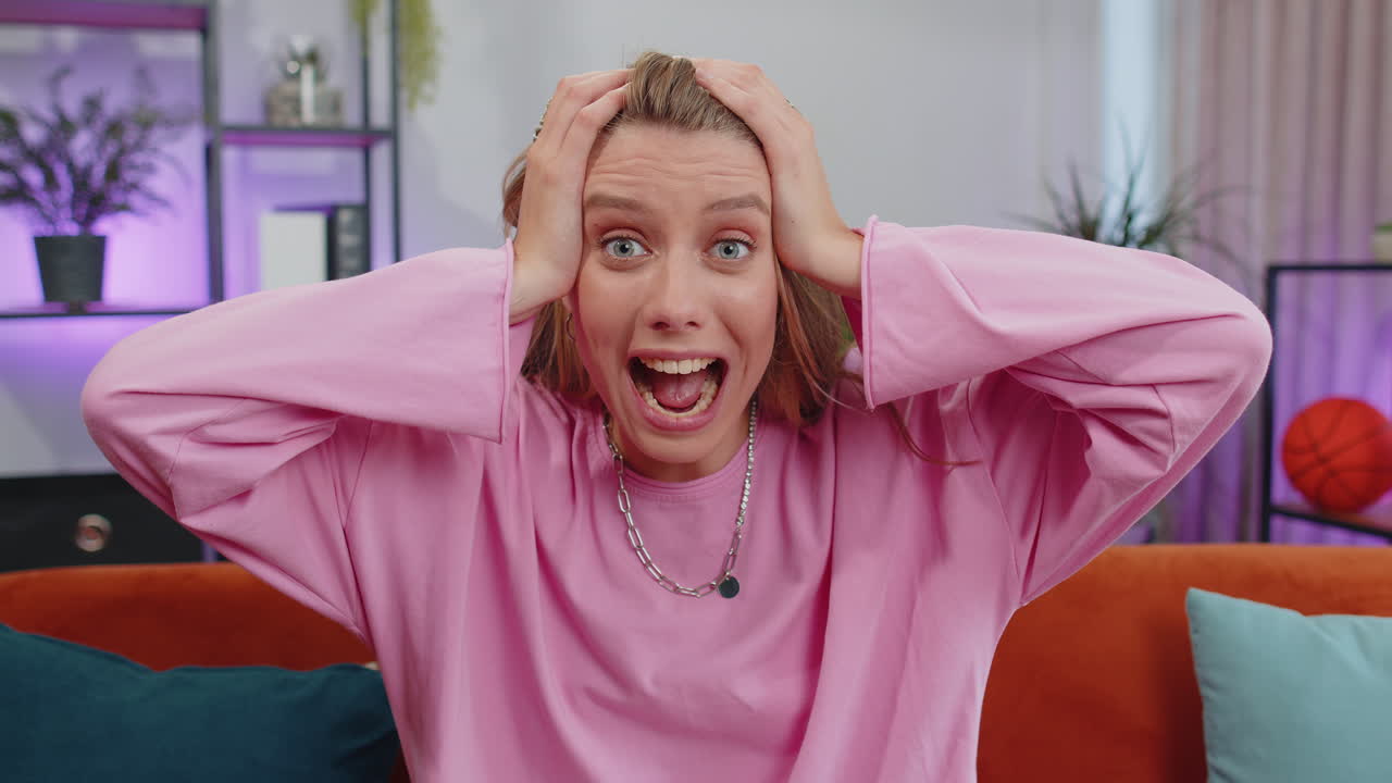 놀란 젊은 여성, 갑작스러운 승리로 충격을, 좋은 승리 소식, 축하, 와우 반응