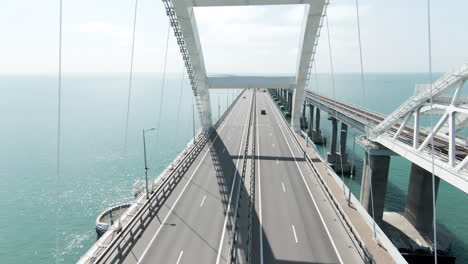 impresionante largo puente sobre el agua