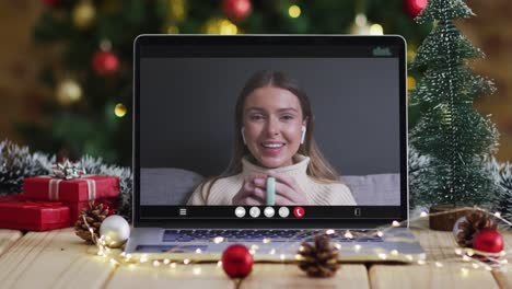 Mujer-Caucásica-Feliz-En-Videollamada-En-Una-Computadora-Portátil,-Con-Adornos-Navideños-Y-árbol