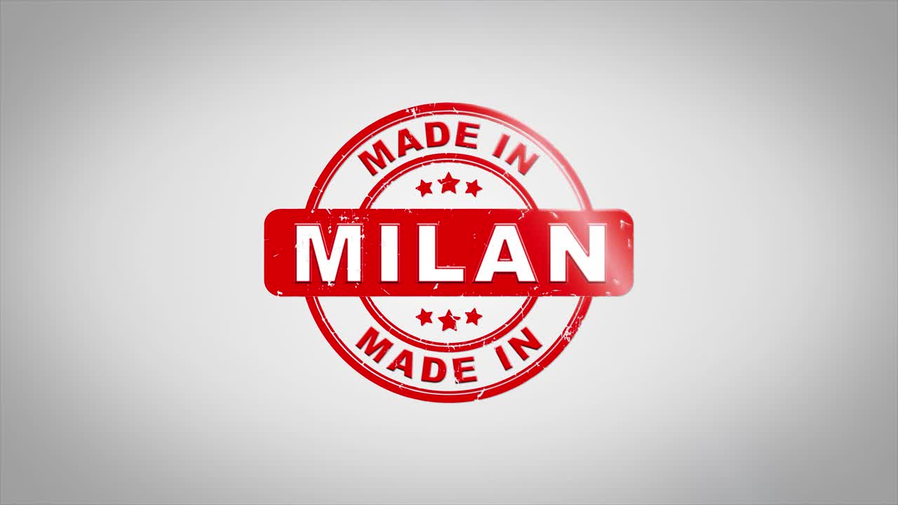 fatto a milano firmato timbro testo timbro in legno animazione. inchiostro rosso su carta bianca pulita sfondo superficiale con sfondo matto verde incluso.