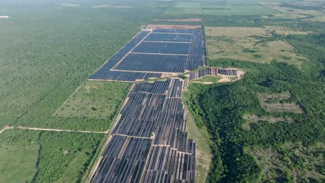vista aérea de un parque fotovoltaico con paneles solares en cumayasa, la romana, república dominicana