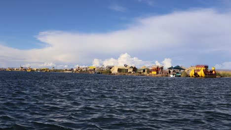 lago titicaca en perú, puno, sudamérica, vistas desde un barco