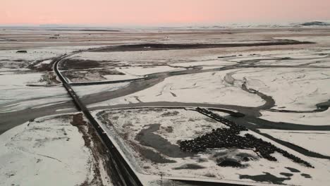 Conducir-Coches-En-Bridge-Road-En-La-Isla-De-Islandia-Al-Atardecer