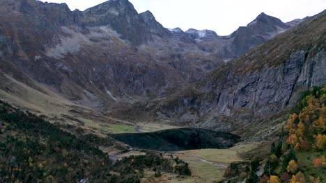 Lac-d'Espingo-lake-panoramic-view-in-Haute-Garonne,-Pyrénées-mountains,-France,-Aerial-approach-reveal-shot