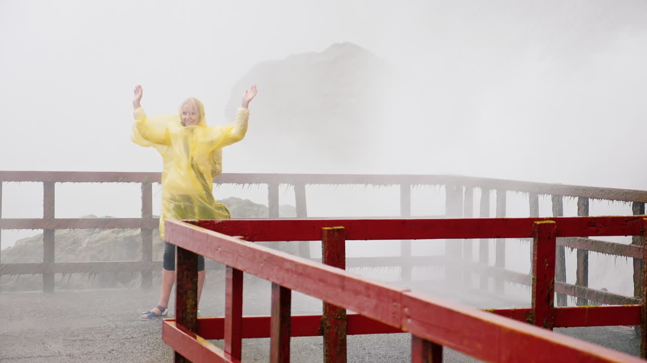 женщина под брызгами ниагарского водопада