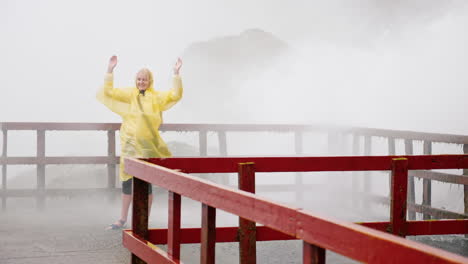 Mujer-Bajo-El-Rocío-De-Las-Cataratas-Del-Niágara