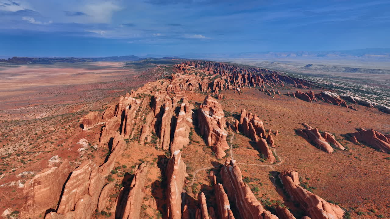 Area di rocce crestate nel vasto deserto. Volo di drone sopra il panorama mozzafiato dell'Arches National Park nello Utah, USA
