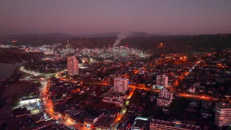 Dolly-Aéreo-En-Los-Edificios-Del-Barrio-De-Concon-Iluminados-Por-La-Noche-Y-El-Humo-De-La-Refinería-De-Enap-Aconcagua,-Valparaíso,-Chile