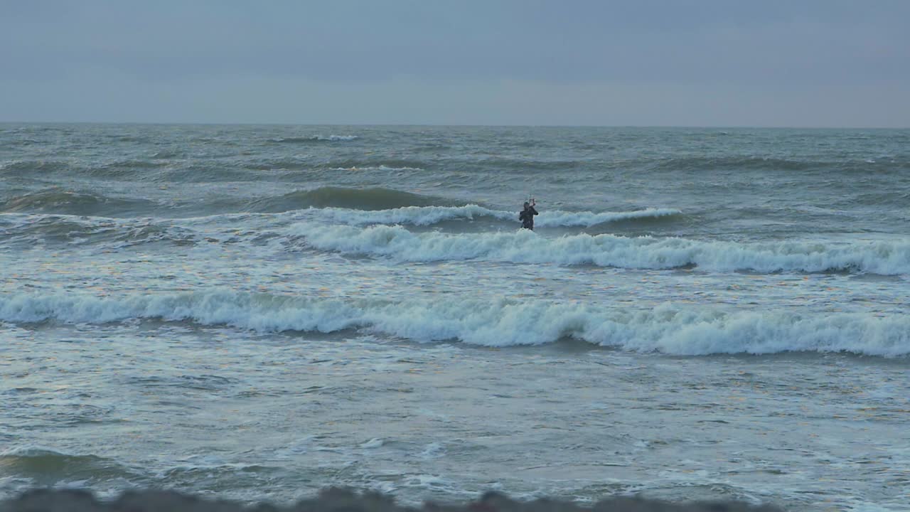 카이트서핑, 흐린 겨울날, 높은 파도, 발트해 카로스타 해변, 슬로우 모션, 먼 샷에 종사하는 남자