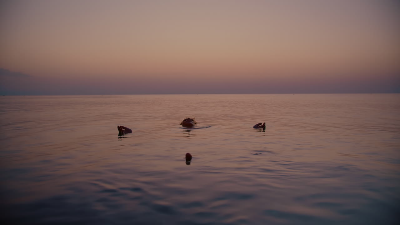 подросток, погруженный в спокойный морской закат.