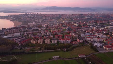 Drone-De-Santander-España-Volando-Sobre-El-Centro-Bootin-Y-El-Estadio-El-Sardinero-Durante-El-Colorido-Atardecer,-Vista-Aérea-Del-área-Del-Distrito-De-La-Ciudad