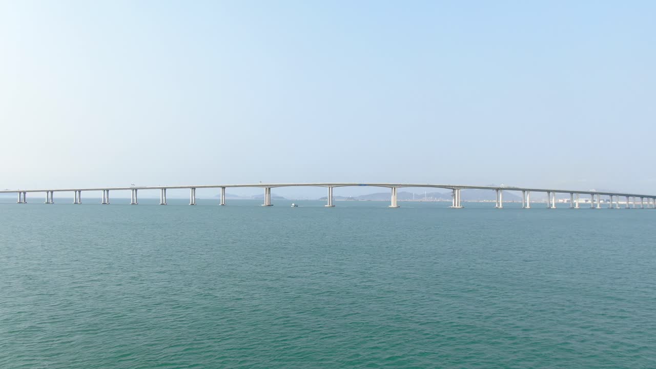 세계에서 가장 긴 바다를 건너는 홍콩-주하이-마카오 대교