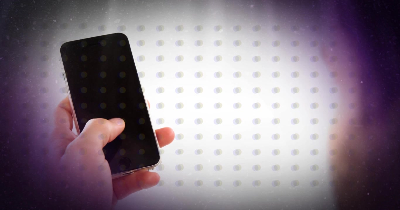 Mão direita segurando smartphone, polegar tocando na tela, abrindo o aplicativo com um spinner iniciando e um glitch desaparecendo