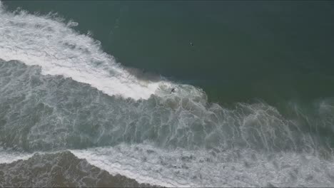 大海浪 (praia das maças sintra) 的海浪