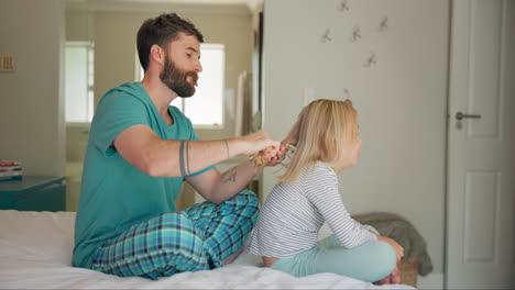 Mädchen,-Vater-Mit-Bürste-Und-Lernen-Haarpflege