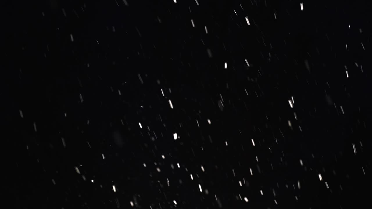 혼란스러운 눈이 하늘에서 떨어지고, 바람이 불고, 검은 배경, 어두운 밤.