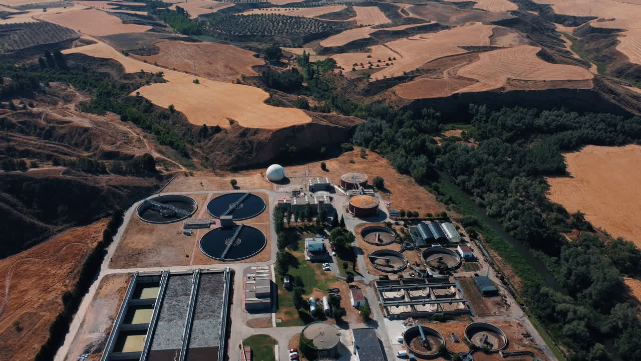 vista aérea de una planta de tratamiento de aguas residuales en un paisaje rural