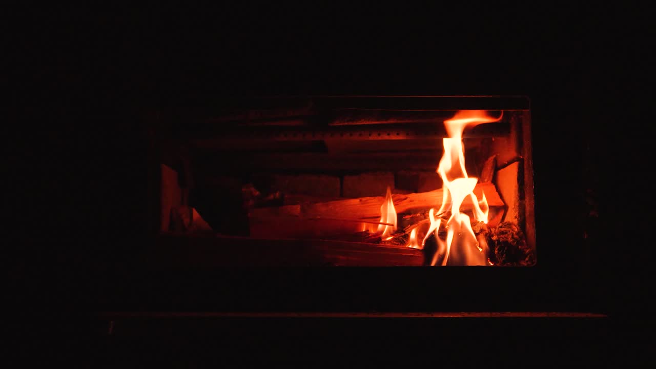 나무 난로 벽난로에 불을 붙이기 시작하는 불꽃의 느린 동작