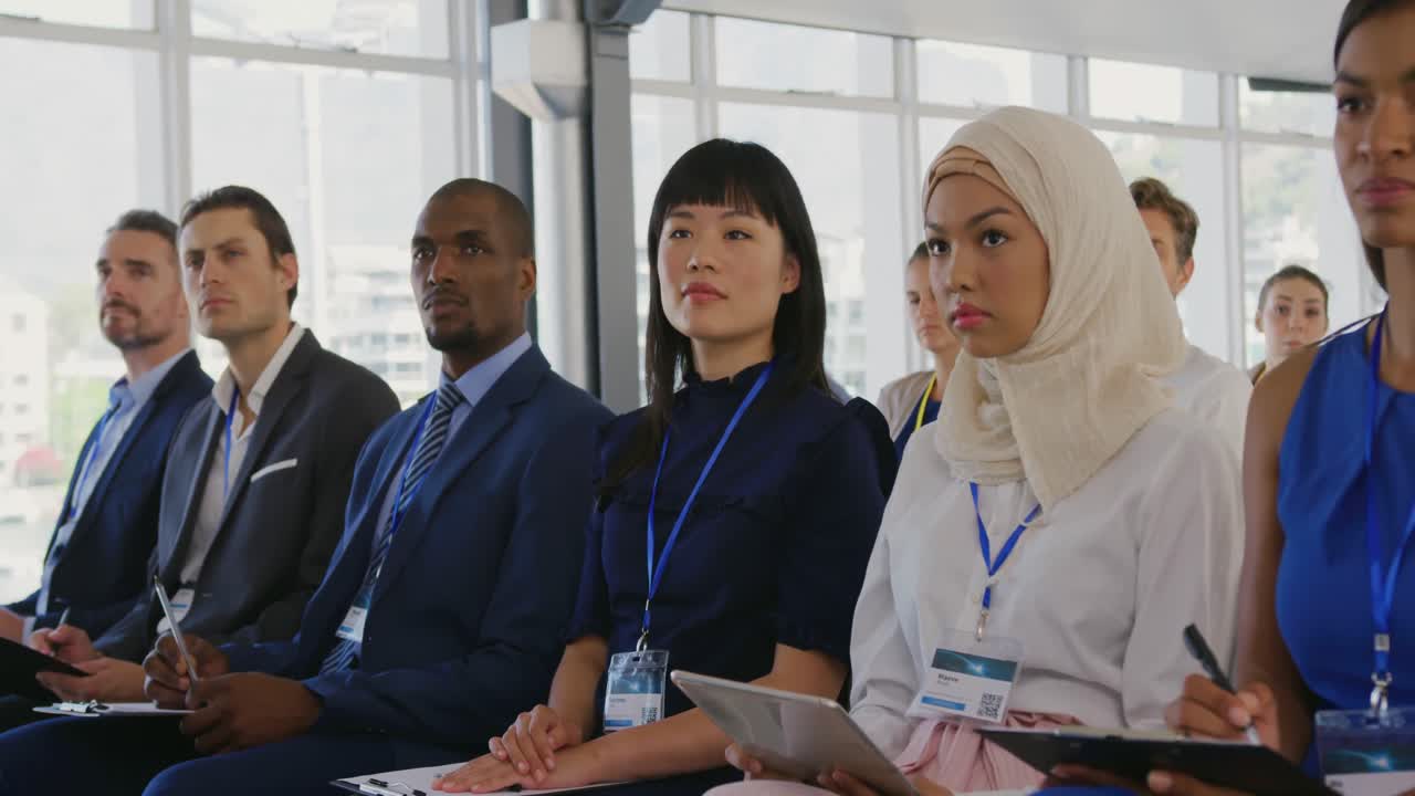 세미나 에 참석 한 청중 들 의  ⁇  으로 보는 모습