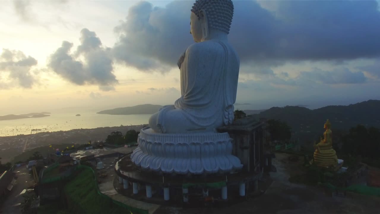 amanecer en la bahía de chalong cuando estás en la cima de la colina de la estatua del gran budo puedes ver alrededor de la isla de phuket