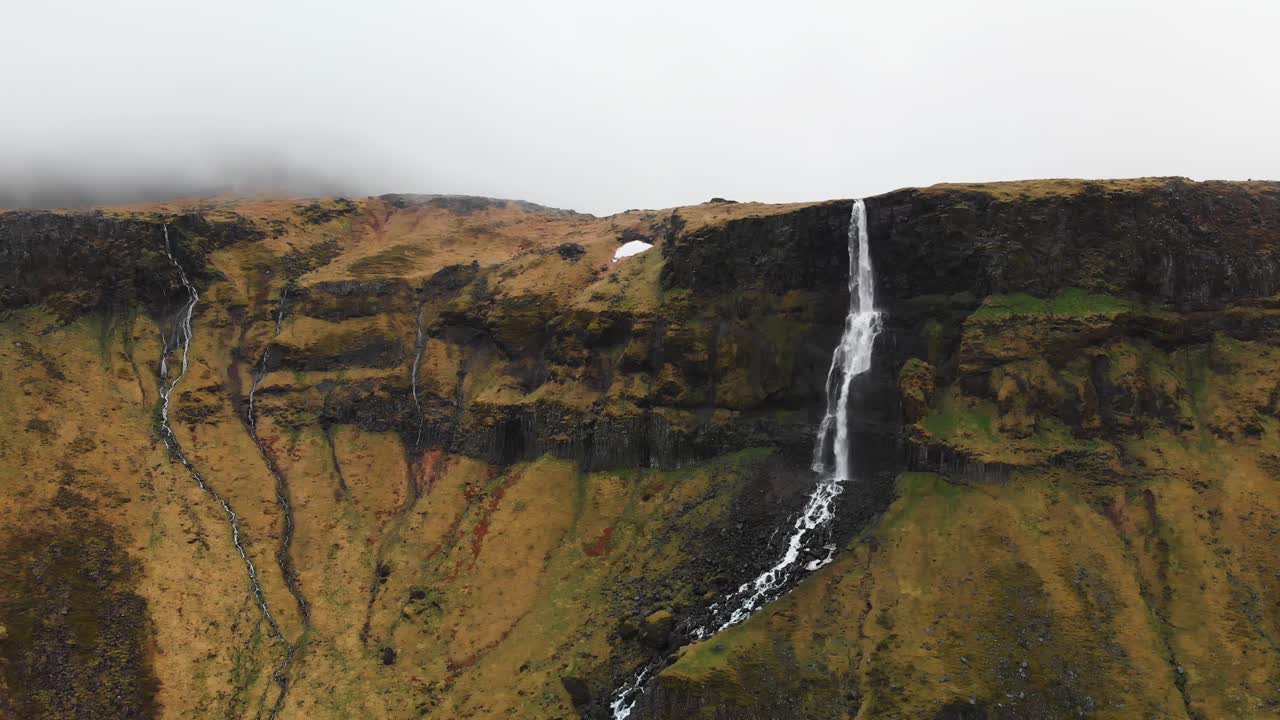 imágenes aéreas ascendentes de la cascada gigante bjarnarfoss que se encuentra en islandia
