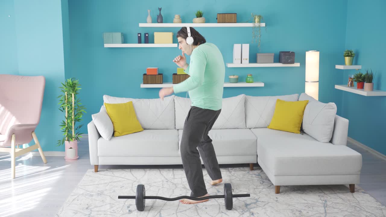 재미있는 스포츠를 하는 재미있는 남자.