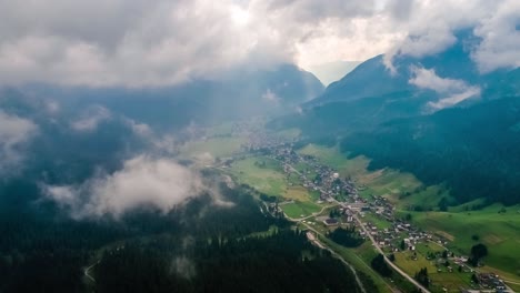 Sappada,-Italien,-Nordöstliche-Ecke-Der-Dolomiten.-FPV-Drohnenflüge-Aus-Der-Luft.