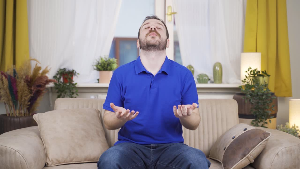 무슬림 남자가 기도하고 있습니다.