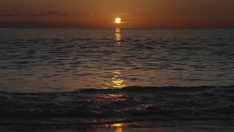 Ruhiger-Sonnenuntergang-Zur-Goldenen-Stunde-Mit-Sanften-Wolkenwellen-In-Zeitlupe-Am-Tropischen-Sandstrand