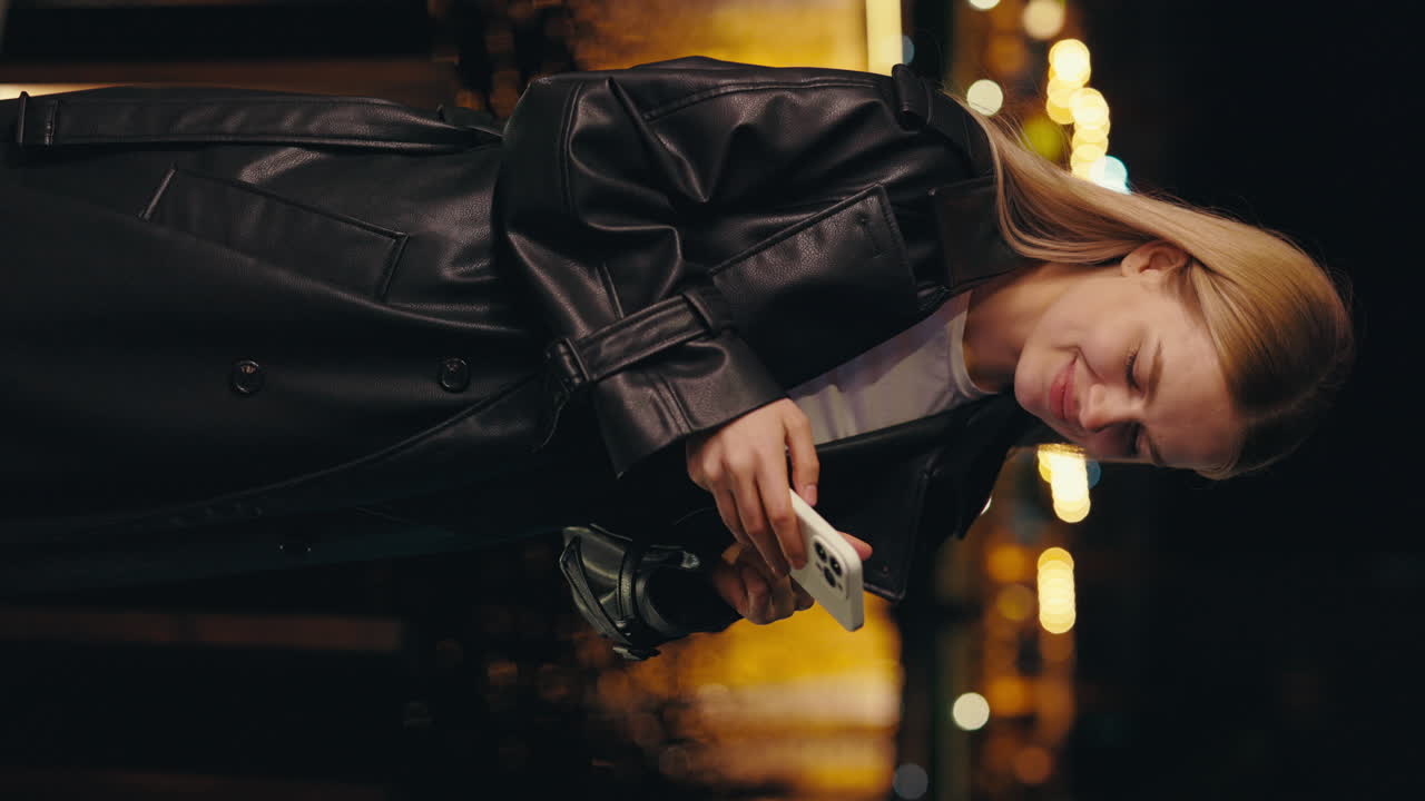 밤에 스마트폰을 사용하는 여성