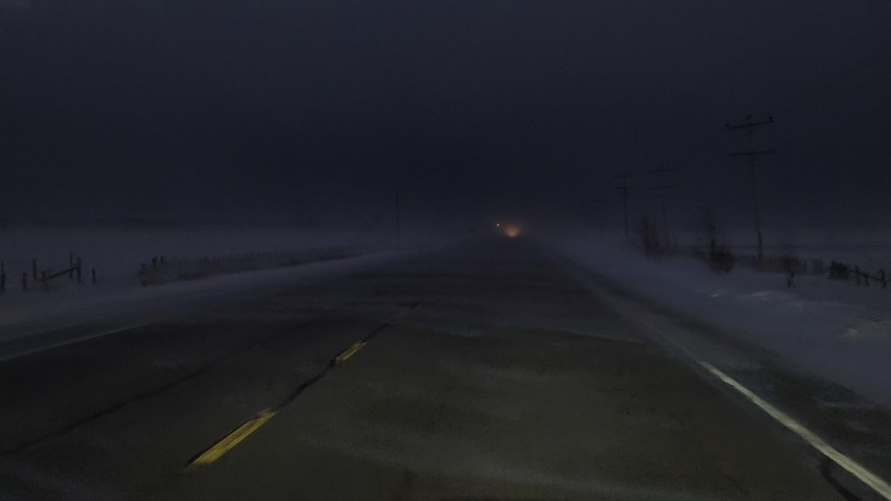 폭설 눈보라 속에서 밤에 도로에서 운전