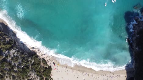 Hermosa-Vista-De-La-Bahía-De-Cala-Luna-En-Cerdeña,-Playa-De-Arena-Blanca-Con-Agua-Turquesa