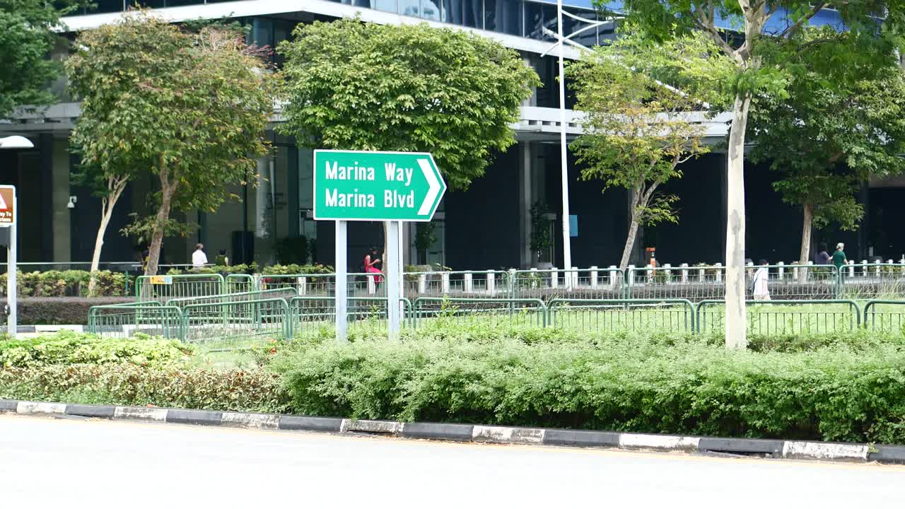 싱가포르의 마리나 웨이 (marina way) 와 마리나 부레바드 (marina boulevard) 의 거리 표지판