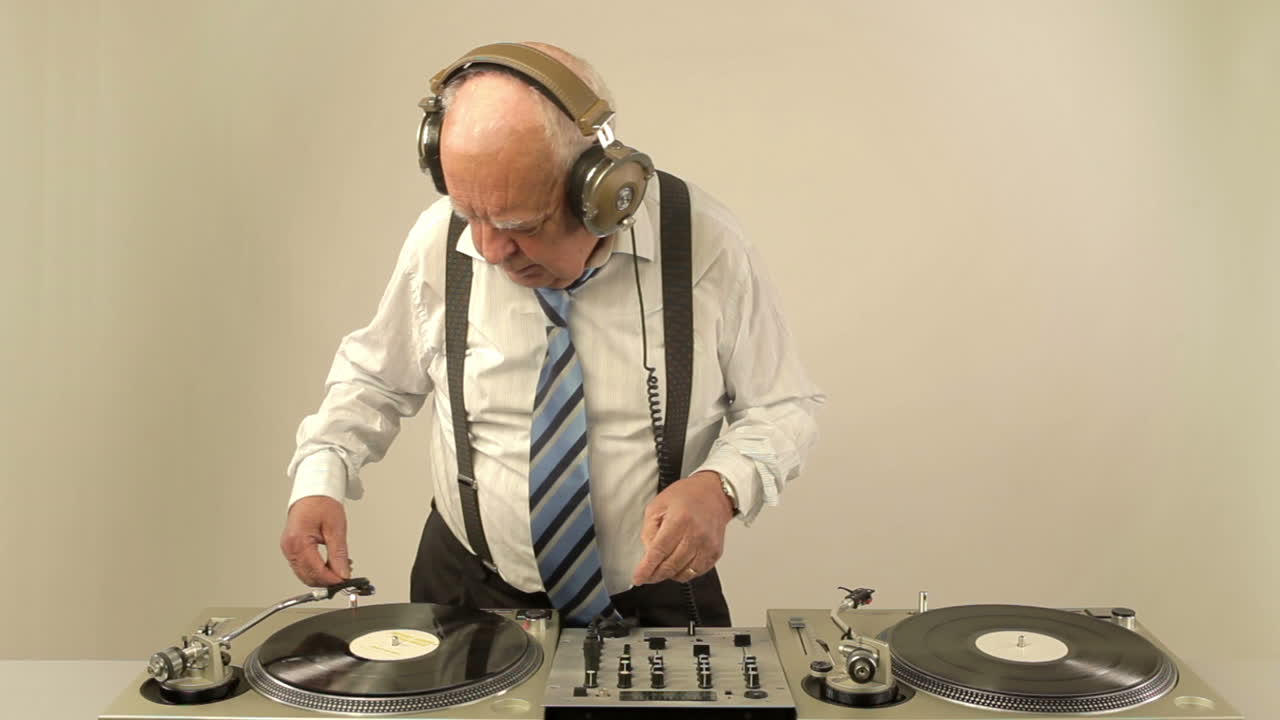 할아버지 dj 비디오 18